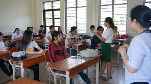 TS đến làm thủ tục dự thi và nghe phổ biến quy chế thi tại điểm Trường THPT Trần Phú (Đà Nẵng)