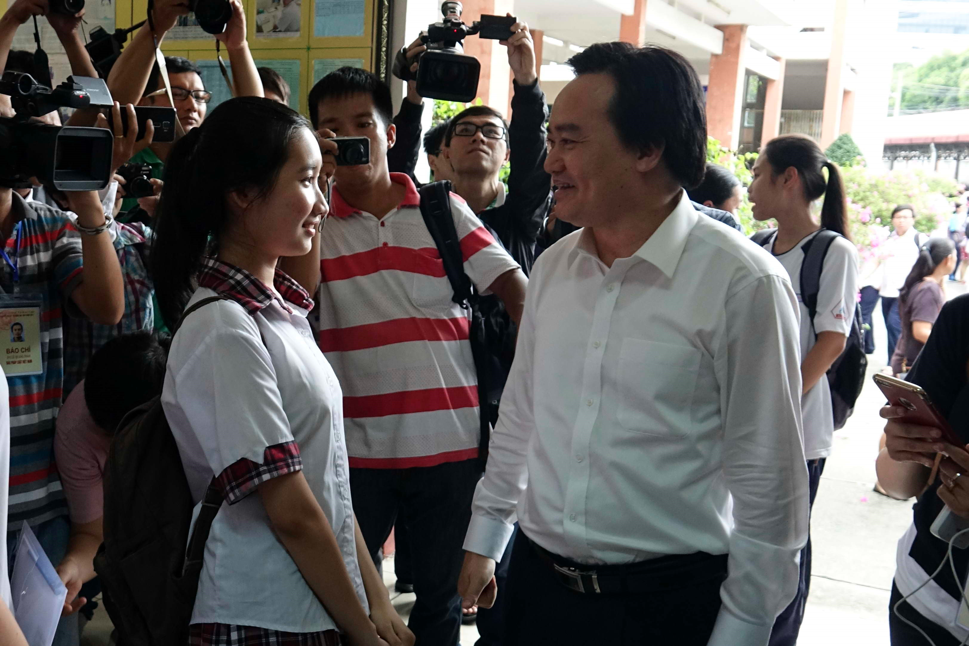 Bộ trưởng Phùng Xuân Nhạ hỏi thăm và chúc thí sinh thi tốt